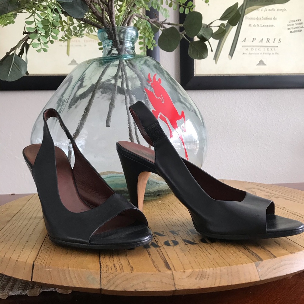 Sz 10 banana republic black leather pumps.